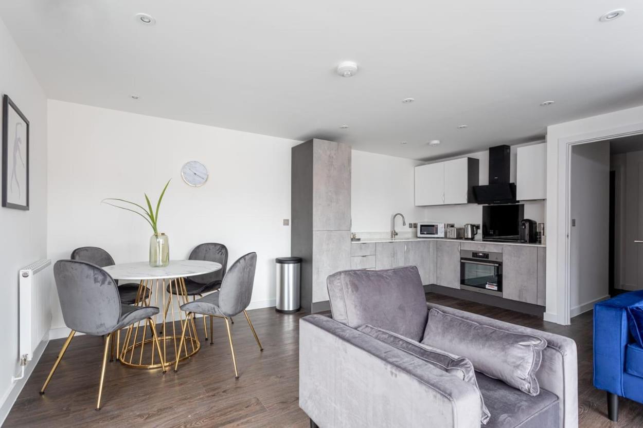Apartment Modern And Stylish 2 Bedroom *