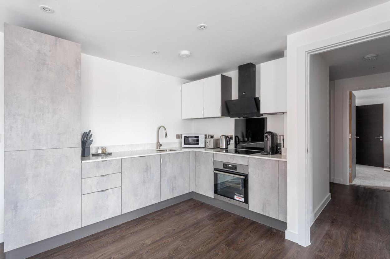 Modern And Stylish 2 Bedroom Apartment *